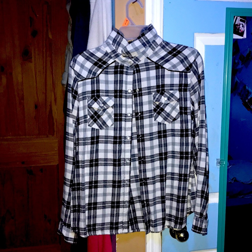 Plaid long sleeve button up. Two front pockets